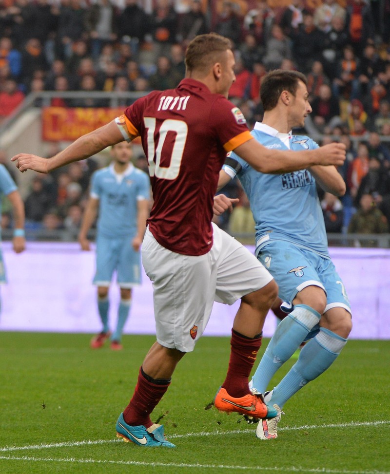 epa04555245 Francesco Totti of AS Roma (L) scores the 1-2 goal during Italian Serie A soccer match AS Roma vs SS Lazio, at the Olimpico stadium in Rome, Italy, 11 January 2015. EPA/MAURIZIO BRAMBATTI
