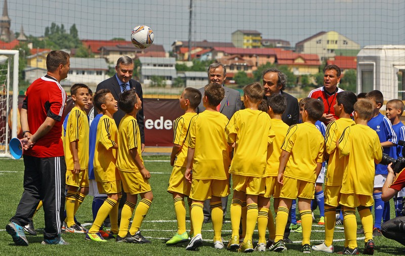 Sosit la Bucureşti, pentru finala Europa League, Michel Platini, şeful UEFA, a dat în mintea copiilor! FOTO