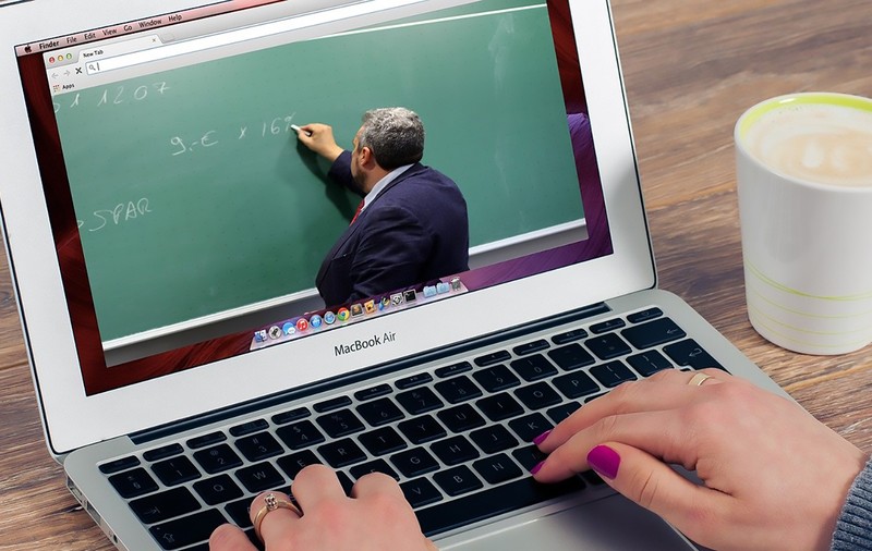 Studentă din Sibiu, jignită în ora online pentru că spune „Domn’ profesor” în loc de „Domnule profesor”. „Nu ți se pare că ești penibilă?”