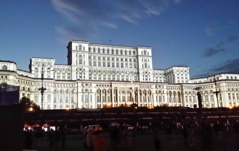 iMapp 2016. Spectacol în Piața Constituției. 104 de proiectoare schimbă faţada Palatului Parlamentului
