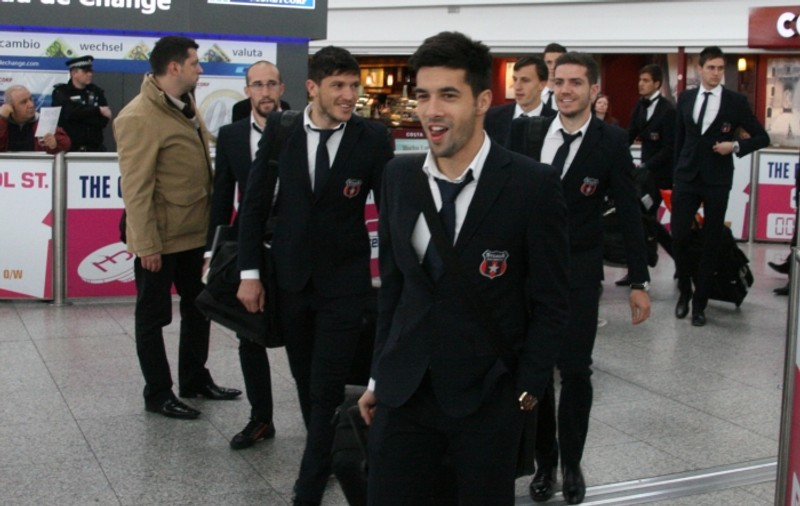 Steliştii au ajuns la Londra, cu zâmbetul pe buze | FOTO