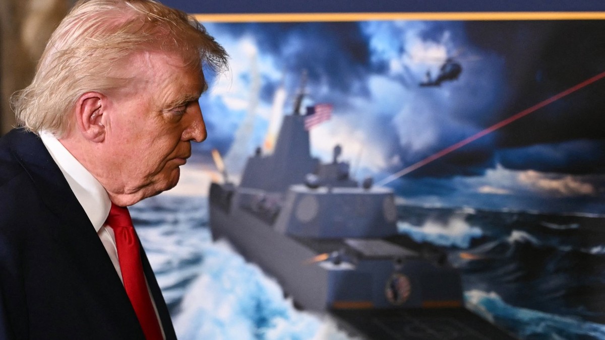 Donald Trump, lângă o machetă a unei viitoare nave de război din „clasa Trump” Foto: Profimedia