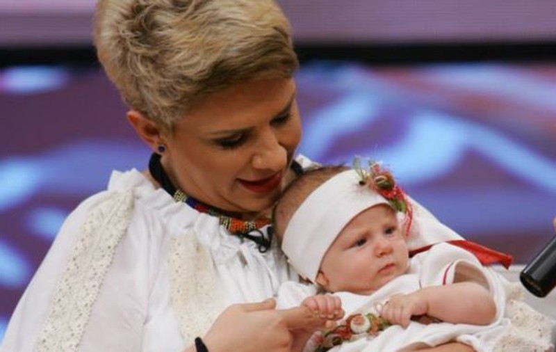 CE BINE ÎI STĂ LUI TEO CU BEBELUŞUL ÎN BRAŢE! ROLUL DE MĂMICĂ I SE POTRIVEŞTE DE MINUNE! | FOTO