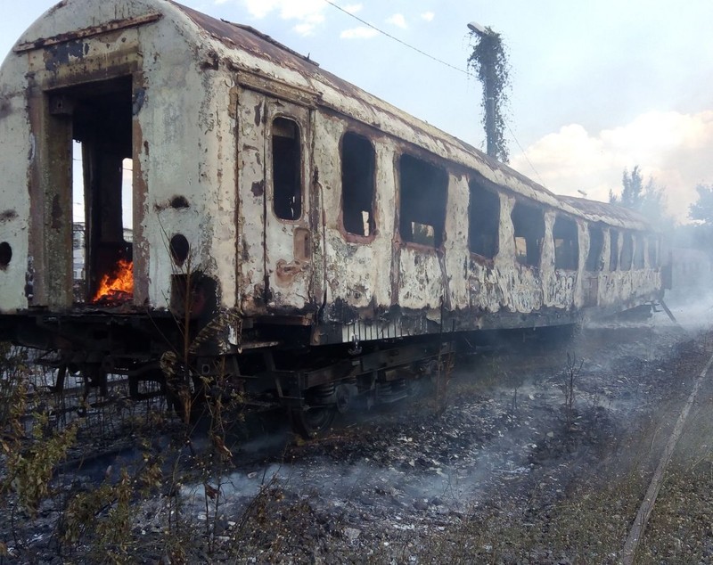 UPDATE: Incendiu în Gara Basarab, la un vagon dezafectat. Pompierii au stins flăcările - FOTO