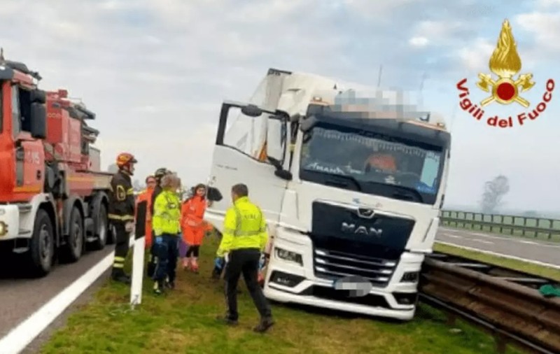 Un șofer de tir român a murit în timp ce conducea pe o autostradă din Italia. Din cauza ambuteiajului a murit și o femeie însărcinată