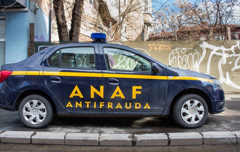 A cerut 3.000 de lei ca „să închidă ochii”. Cum a fost prins în flagrant un inspector ANAF din București
