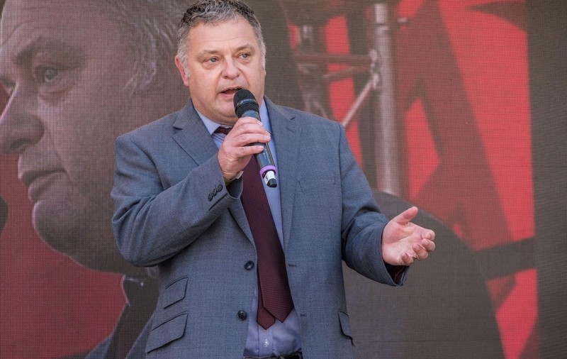 Parlamentarul britanic Mike Amesbury, filmat cum lovește cu pumnii un bărbat  | VIDEO