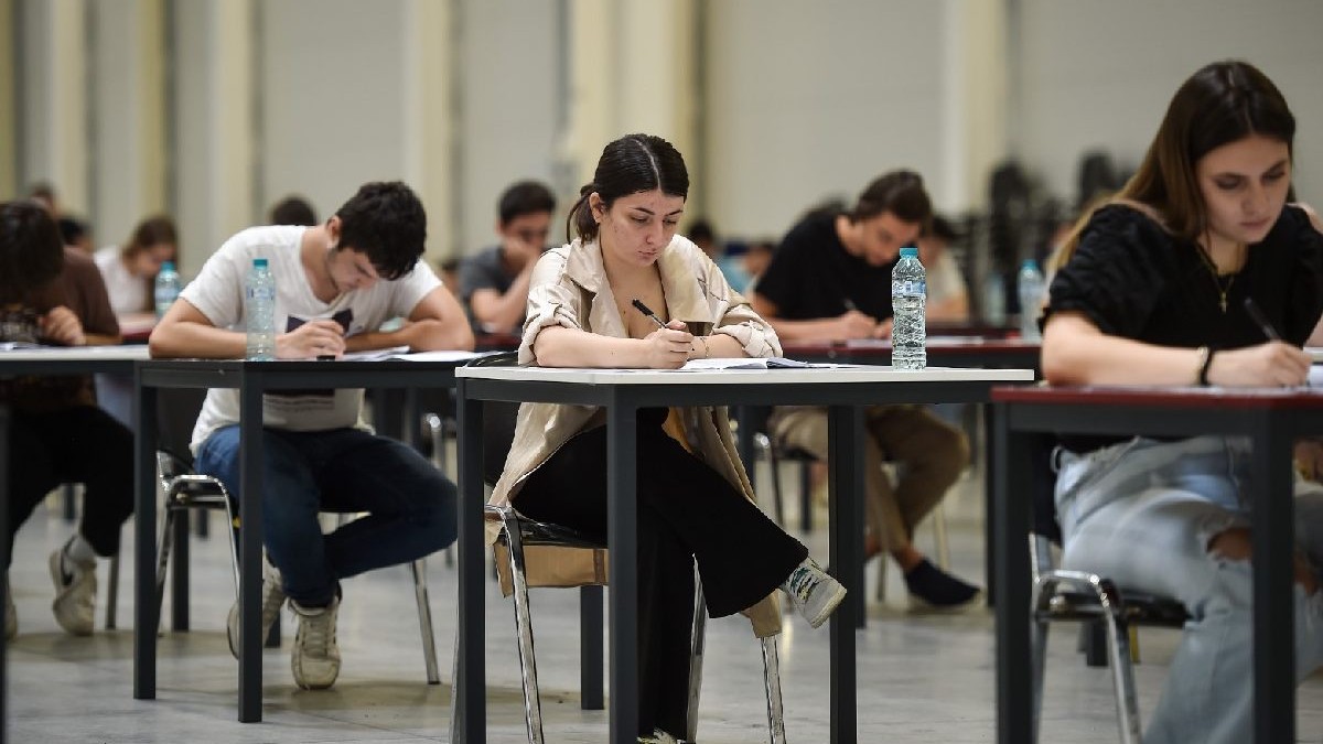 Mai multi tineri stau in banci si scriu, dau examen. Admiterea la Medicină 2026