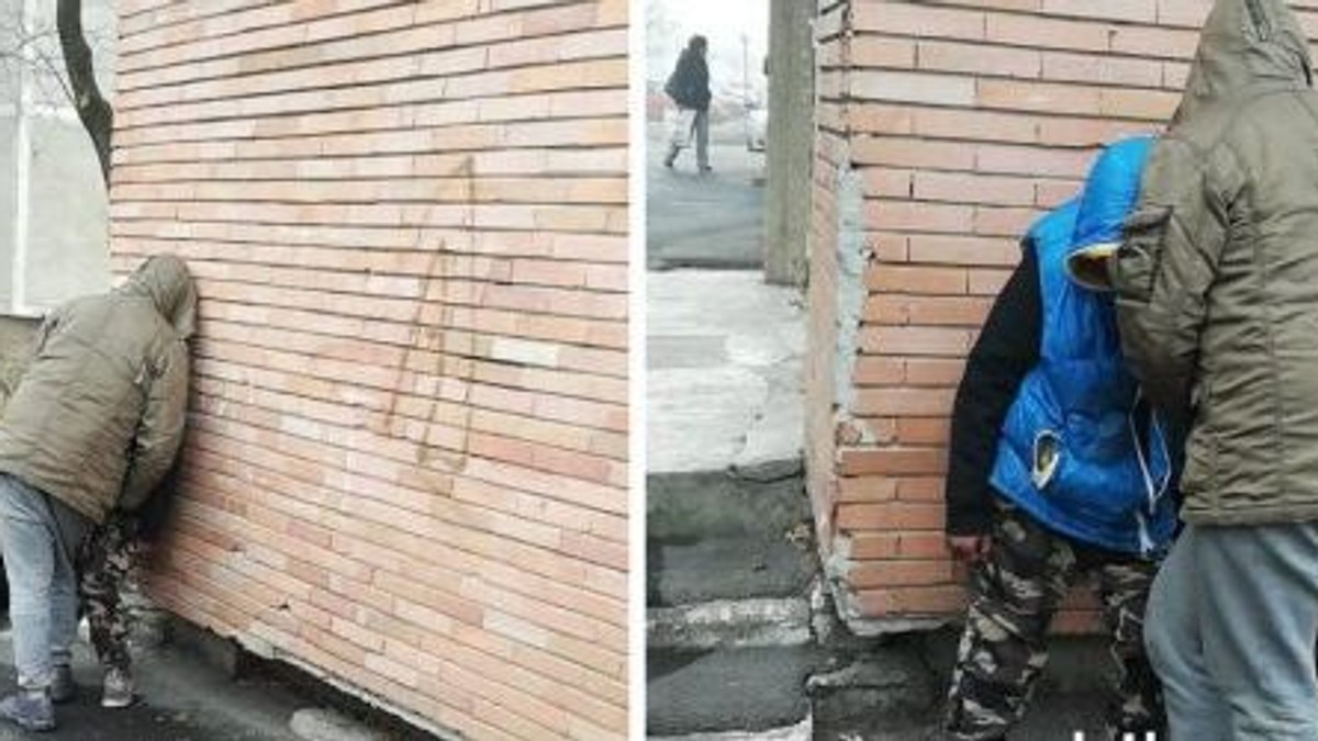 Alți doi tineri drogați cu ”zombie” au fost filmați pe străzile din Oradea. Imagini terifiante