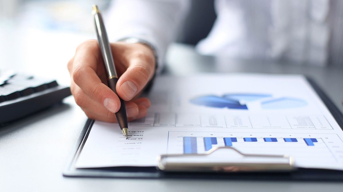 Registrul Comerțului: Numărul de firme închise a scăzut cu 24,5% în primele zece luni din 2020. Contabil cu grafice pe o foaie