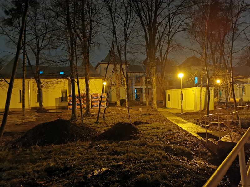 Aparatul se află în containerul alb din curtea spitalului