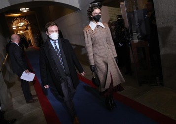 Ella și Cole, fratele său, sosind la ceremonia de învestire a mamei lor vitrege. Foto: EPA.