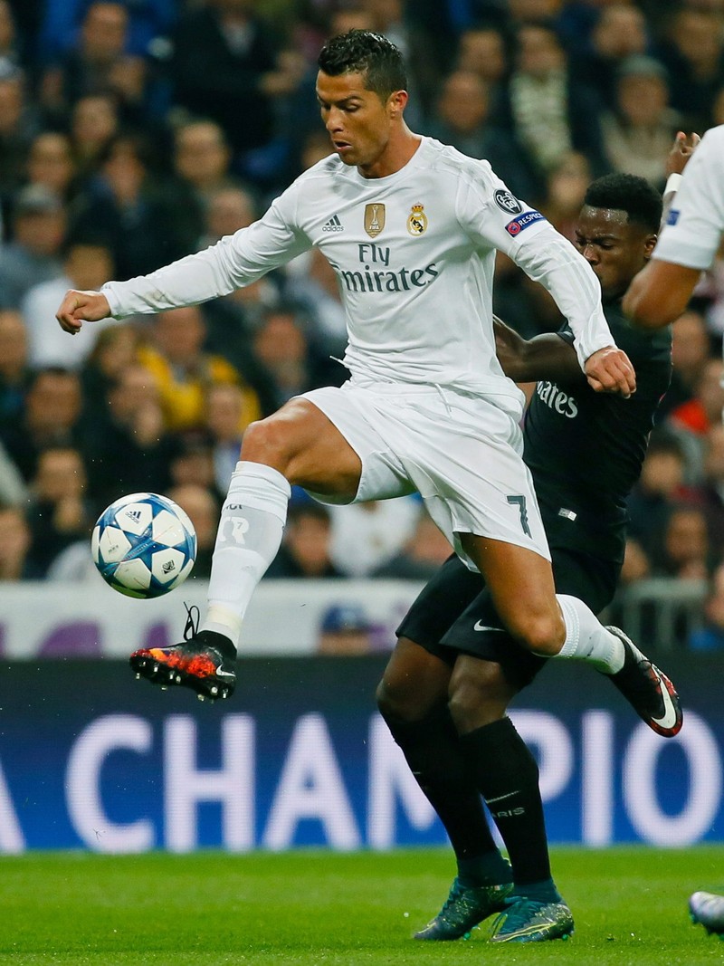 epa05009670 Real Madrid's Portuguese striker Cristiano Ronaldo (L) fights for the ball with Ivorian defender Serge Aurier (R) of Paris Saint-Germain during the UEFA Champions League group A soccer match between Real Madrid and Paris Saint-Germain (PSG) at Santiago Bernabeu stadium, in Madrid, Spain, 03 November 2015. EPA/JUANJO MARTIN