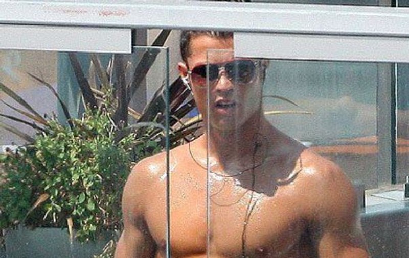 Ronaldo are în mijlocul casei un portret cu el GOL PUŞCĂ! Vezi cum a acoperit "RUŞINICA"!