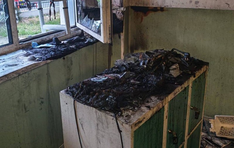 O școală a luat foc în Oradea. Fumul a înghițit clădirea până la etajul 2