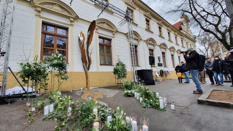 Monumentul ridicat în memoria lui Jan Kuciak și dezvelit pe 21 februarie 2022