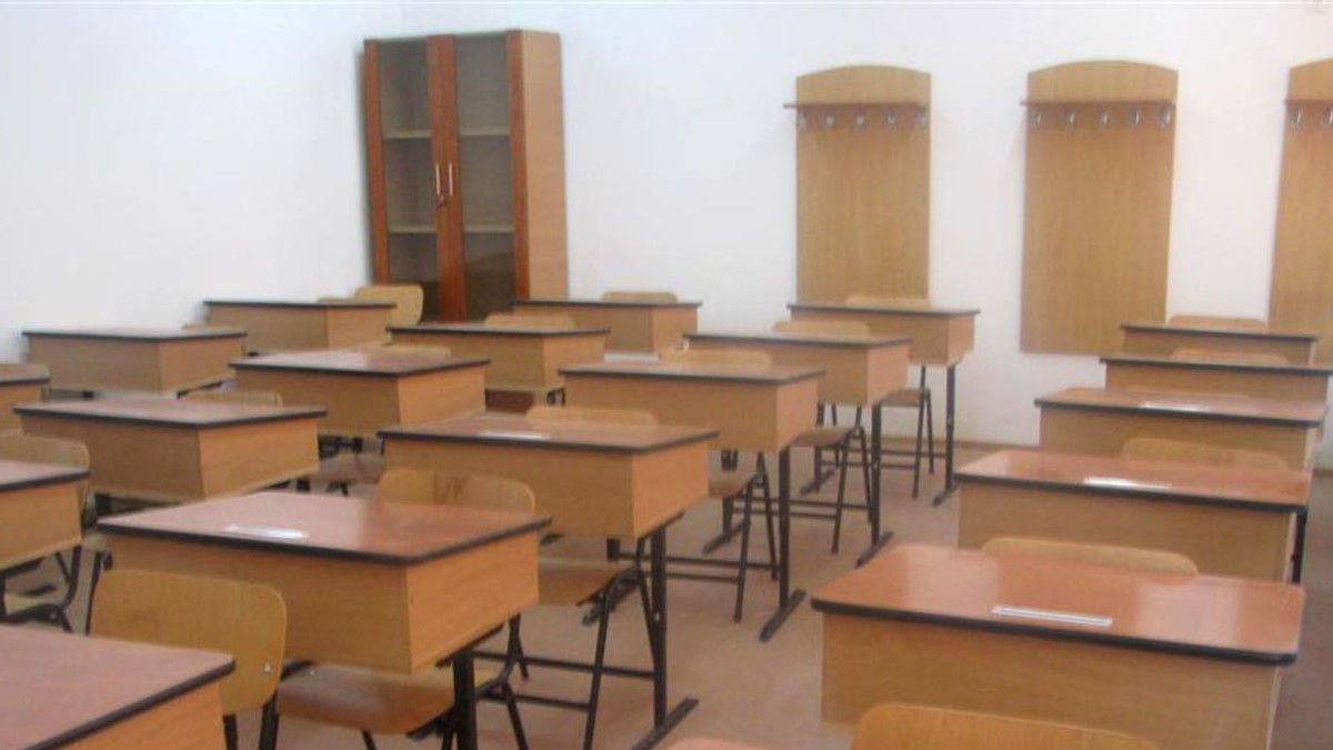Teroare la școală. Un elev i-a dat un cap în nas profesoarei