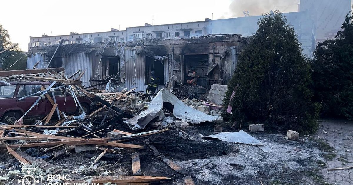 Această fotografie, realizată și publicată de Serviciul de Urgență de Stat al Ucrainei pe 16 iulie 2025, prezintă pompierii acționând asupra unei instalații civile avariate în urma unui atac rusesc din Dobropillia, regiunea Donețk, pe fondul invaziei rusești din Ucraina. Atacul a ucis cel puțin două persoane și a rănit 22.