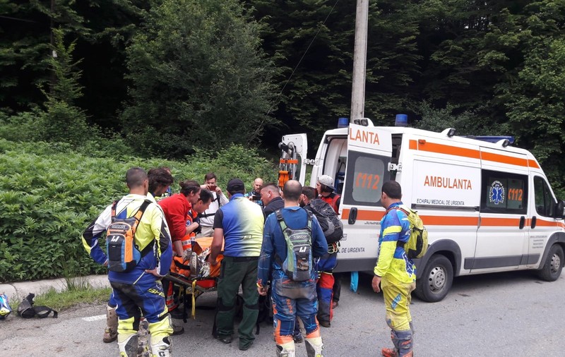 Intervenție dificilă a salvamontiștilor în Cheile Râmețului. Momentul în care o turistă rănită este salvată