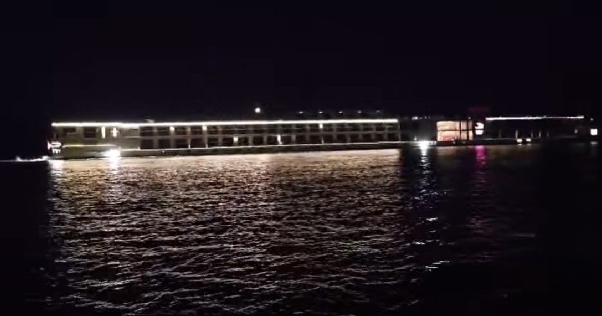 Nava esuata pe Dunare, noaptea