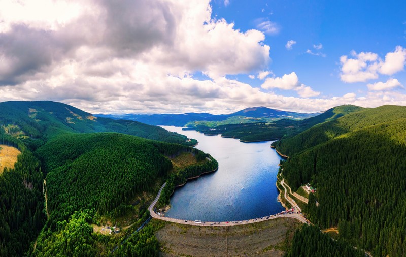 Lacul Oașa, una dintre comorile Transilvaniei. Cum ajungi și ce poți face acolo