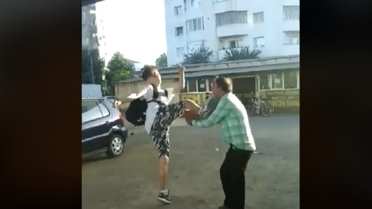 Un tânăr din Bacău a fost filmat în timp ce lovea un bătrân. Prietenii lui se distrau. Agresorul e fiul unui cadru didactic