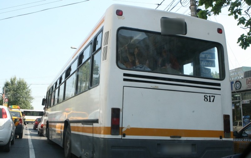 Mai mulţi răniţi în Bucureşti, după ce două autobuze s-au ciocnit 