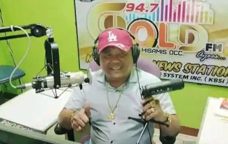 Un DJ din Filipine a fost împușcat mortal în timp ce transmitea în direct. Agresorul l-a rugat să-l primească în cabină ca să anunțe „ceva important”
