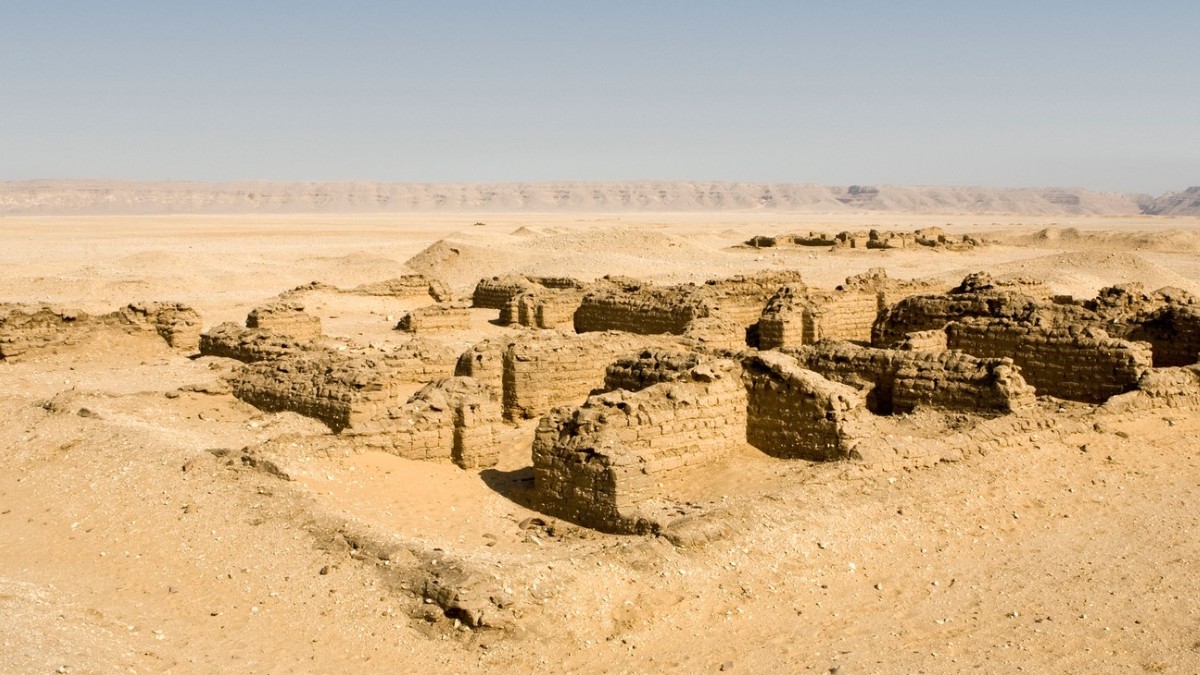 Ruine de ziduri și clădiri de la Tell el-Amarna, cunoscut și sub numele de Akhetaten