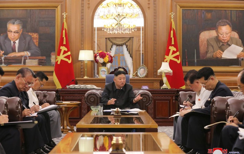 Ultimele fotografii cu Kim Jong-un, motiv de speculații privind starea acestuia de sănătate. Ce a atras atenția
