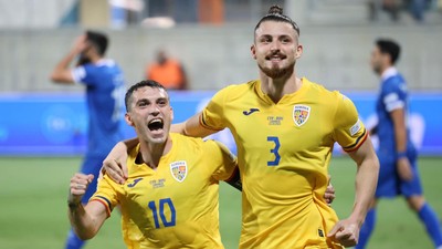 Nicușor Stanciu (stânga) îl felicită pe Radu Drăgușin după golul 3 de la Larnaca. Foto: Ionuț Iordache / GSP