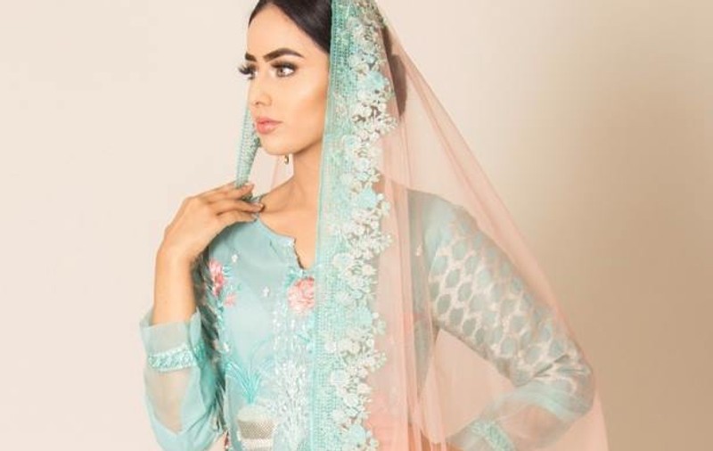O studentă de 29 de ani este prima concurentă care va defila pe podium purtând hijab. Vrea să devină Miss Anglia