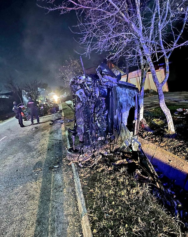 Opt victime în două mașini complet distruse la Câmpurelu, în Giurgiu, după un impact frontal