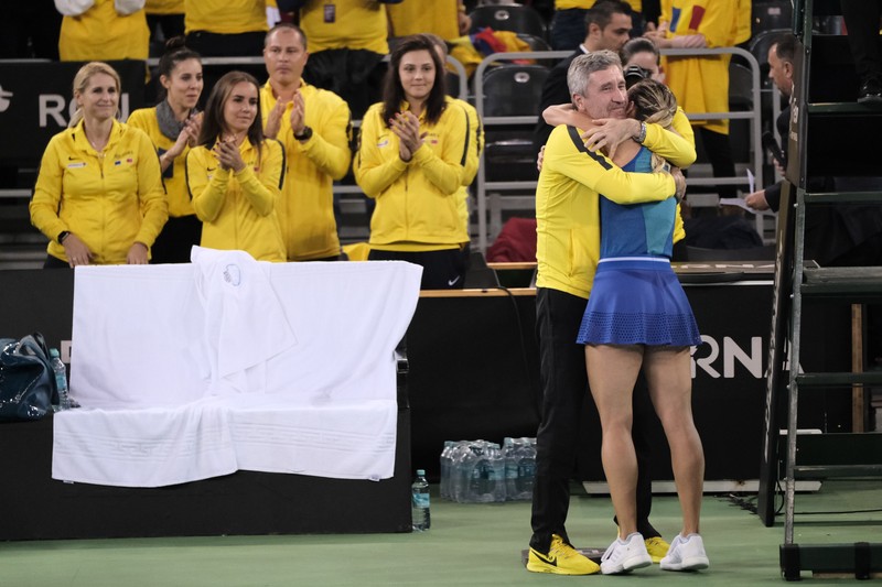 Capitanul nejucător al României, Florin Segărceanu (S) și Ana Bogdan (D) reacționează la finalul meciului de tenis contra sportivei Veronika Kudermetova / FOTO: Hepta