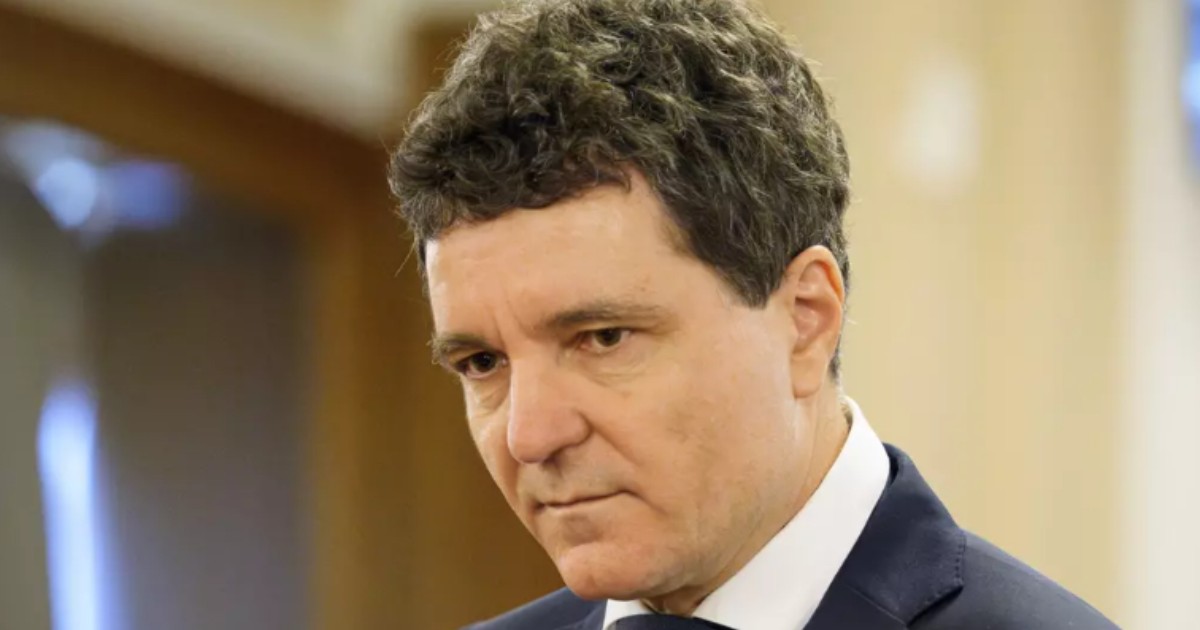 În imagine este ilustrat Nicușor Dan, îmbrăcat în sacou negru și cămașă albă.