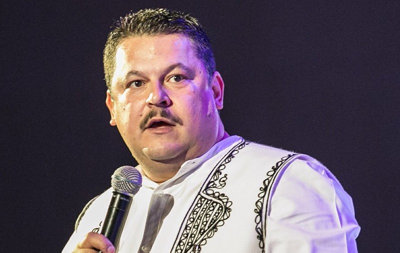 Mihai Bobonete lasă acasă glumele deochiate. Stand up cenzurat pentru a ajuta un copil bolnav