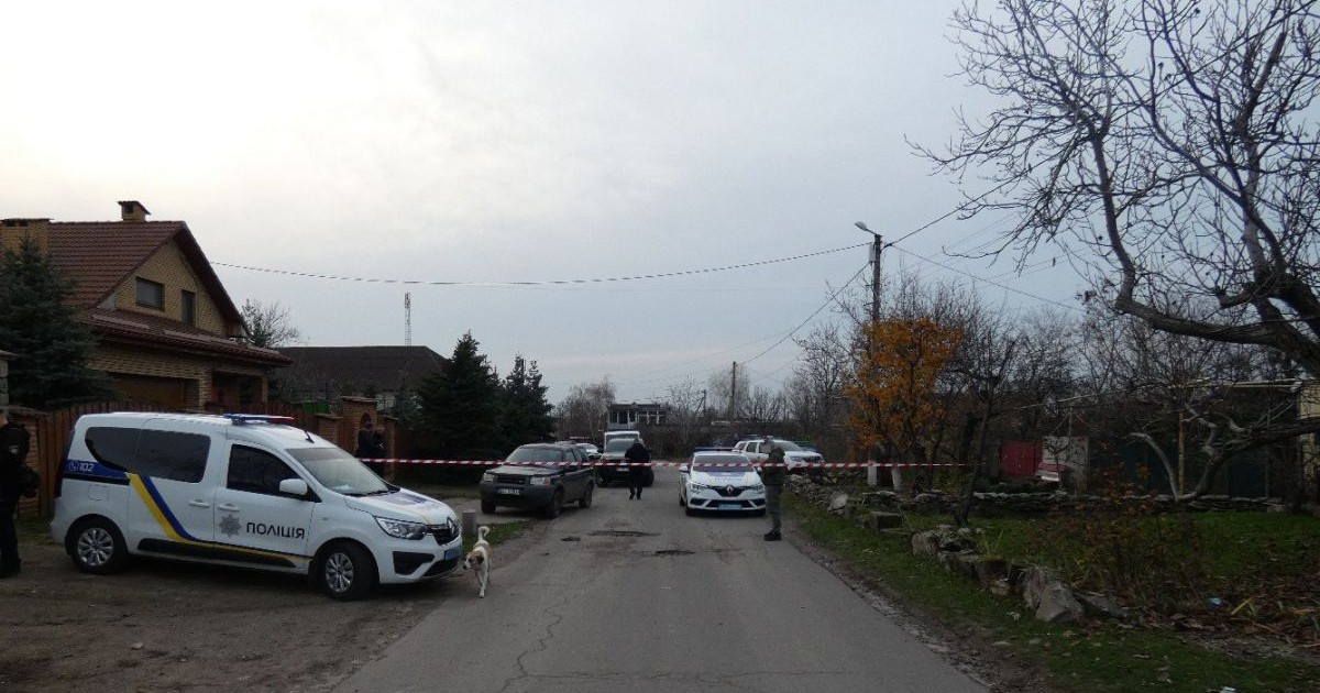 Mai multe mașini de poliție din Ucraina sunt parcate pe o stradă, iar polițiștii fac cercetări, după ce s-au semnalat focuri de armă, noiembrie 2025