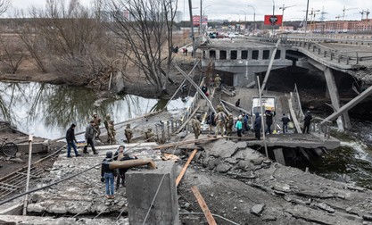 Locuitorii din Irpin, croindu-și drum pe un pod distrus chiar de forțele ucrainene, pentru a împiedica înaintarea rușilor | Foto: Profimedia