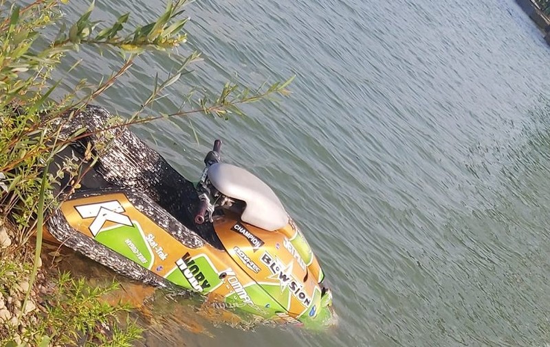 Lacul unde un tânăr stomatolog a fost decapitat pe skijet era interzis agrementului. Paznicul balastierei l-ar fi lăsat pe apă „la mica înțelegere”