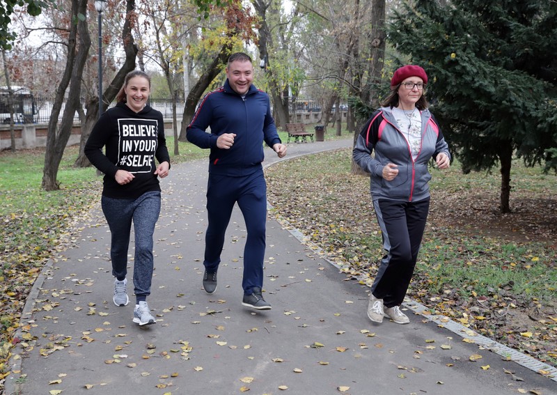 Adrian aleargă pentru prima oară la un cros. „Mă fac și atlet pentru Elena“, se amuză el. Foto: Sorin Cioponea