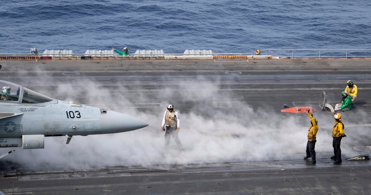 Cel mai sofisticat avion de vânătoare, FA-18F Super Hornet, la bordul distrugătorului american USS Nimitz, mobilizat în Orientul Mijlociu după atacul Israelului asupra Iranului Foto: Profimedia