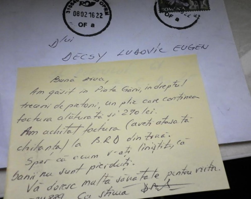 A găsit pe jos o factură şi o sumă de bani! Ce a făcut a uimit pe toată lumea!