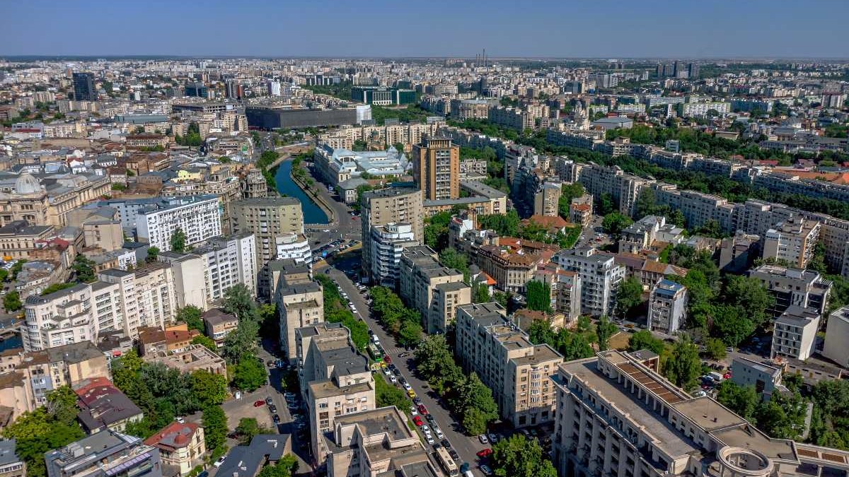 Centrul Bucureștiului cu arhitectură istorică și clădiri moderne