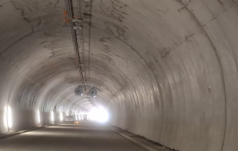 Șoferii români sunt învățați cum se circulă prin tunel: în niciun caz nu facem selfie-uri