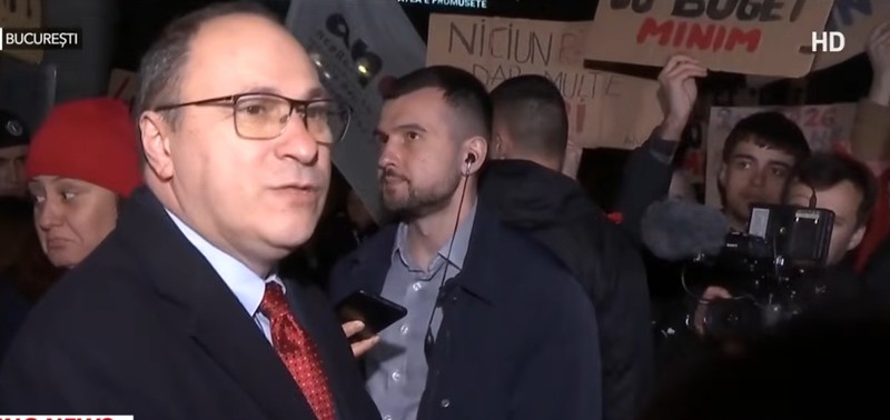 Ministrul Mihai Dimian în mijlocul studenților care protestau în Piața Victoriei. Captură: Antena 3