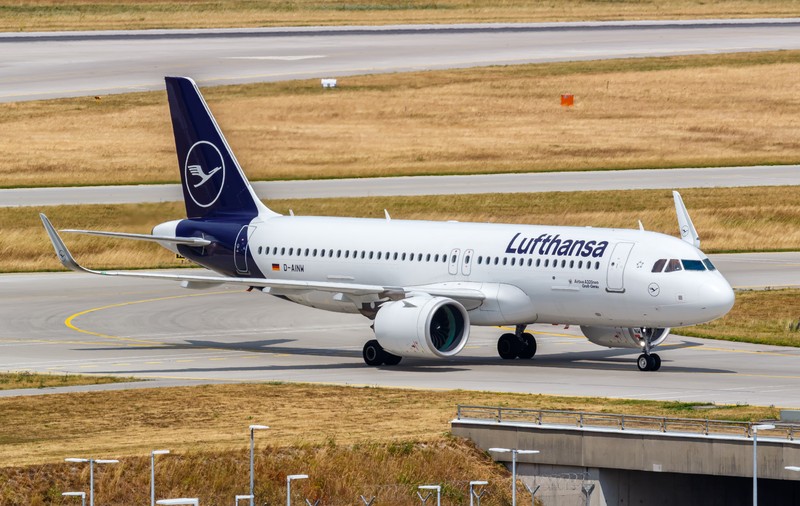 Zeci de pasageri au rămas fără bagaje pe aeroportul Sibiu, pentru că „nu erau dotări tehnice” pentru descărcarea lor. „Lufthansa a schimbat aeronava”