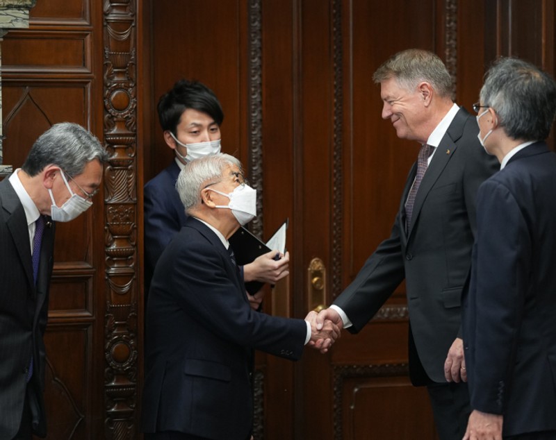 Klaus Iohannis a fost singurul care nu a purtat mască la întâlnirea cu oficialii Japoniei