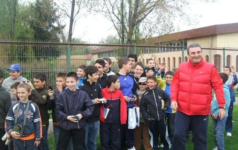 După ce "a fugit" la Apollon Limassol, antrenorul Mihai Stoichiţă a chemat o grupă de copii să se ”şcolească” în Cipru