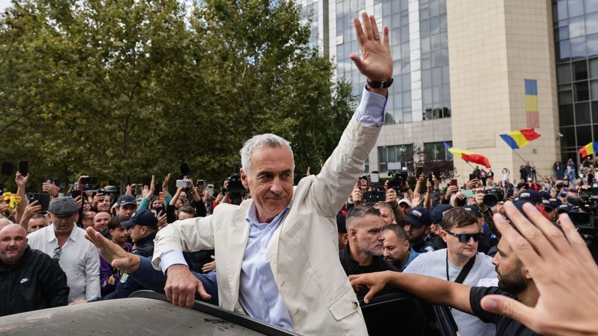 Calin Georgescu saluta sustinatorii adunati in fata Tribunalului Bucuresti, dupa decizia instantei - control judiciar. Foto: Vlad Chirea / Libertatea