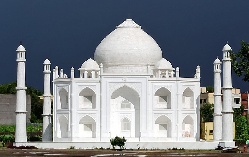 Un indian a ridicat o copie a monumentului Taj Mahal pentru a-i arăta soției cât de mult o iubește